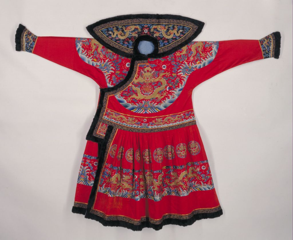 图片[1]-Bright Red Satin Embroidered Colorful Cloud Golden Dragon Jagged Robe-China Archive